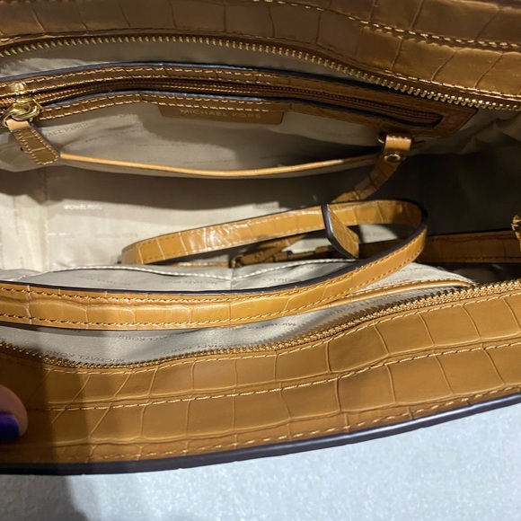 Micheal Kors Hamilton Camel Crossbody Just like new barely used good Condition. - Picture 4 of 11